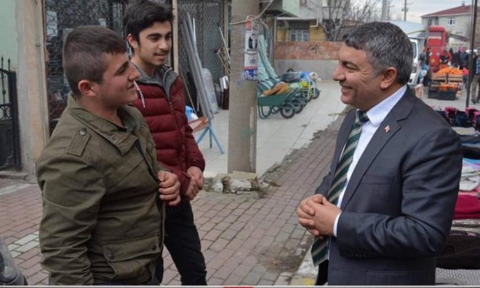 Maaşını burs olarak dağıtacak!