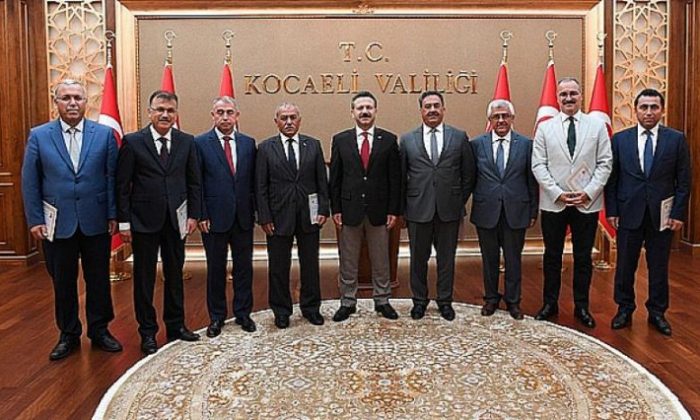 Vali Aksoy’dan kaymakamlara başarı belgesi