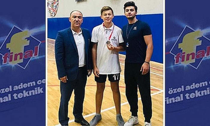 Adem Ceylan’ın öğrencisi raketini konuşturdu