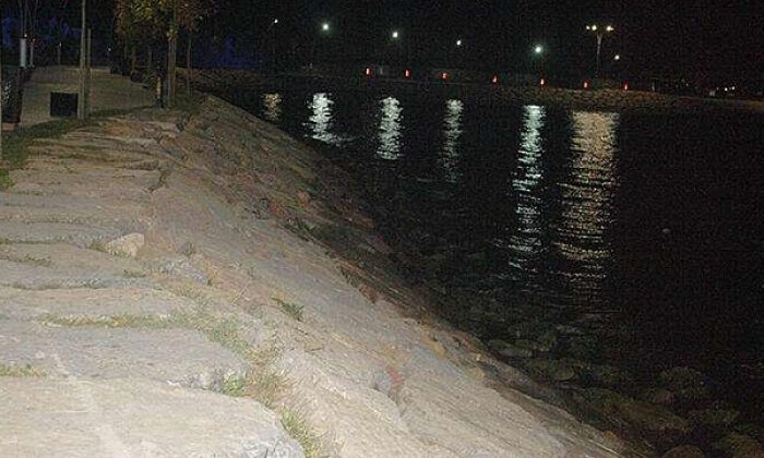 Denize atlayan kocasını boğulmaktan kurtardı!