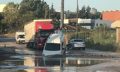 Gebze’de yol çöktü, otomobil çukura düştü