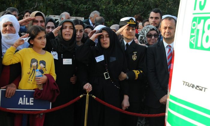 Şehit eşini asker selamıyla uğurladı