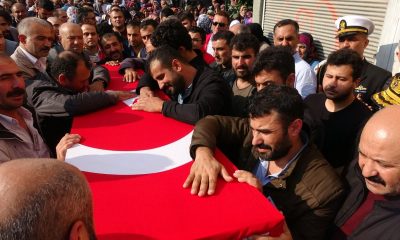 Şehit oğlunun tabutunu son kez öptü