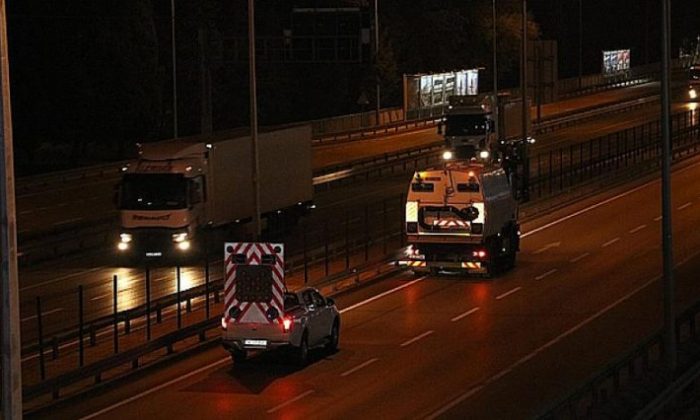 Yol kenarları gece gündüz temizleniyor