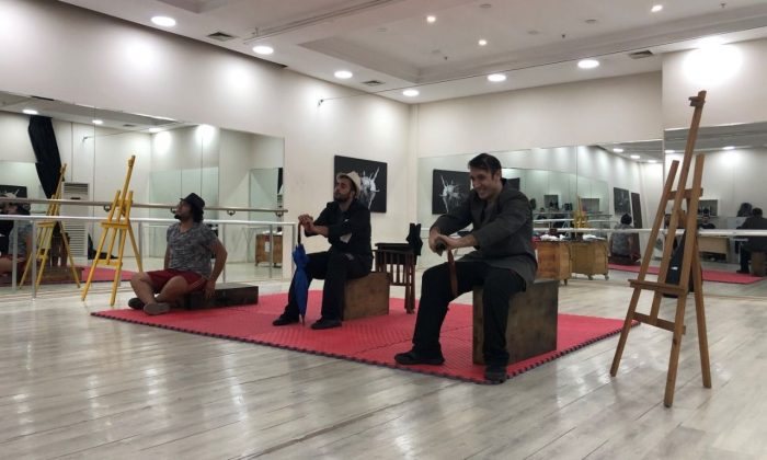 Otobüs Durağında Üç Bencil