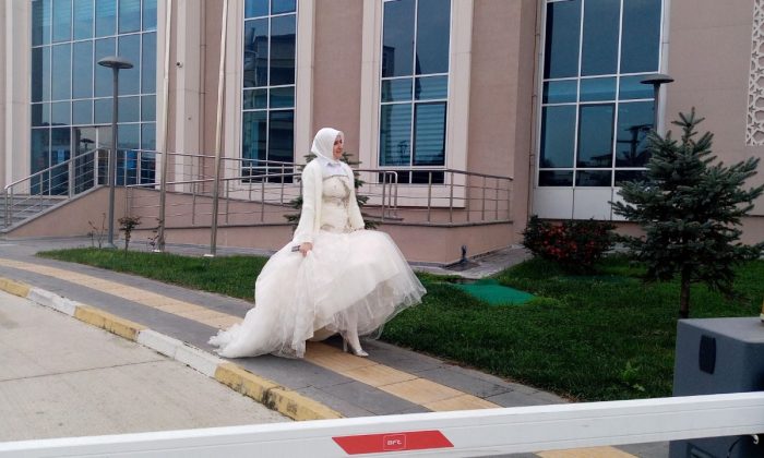 Eşini cezaevi kapısında gelinlikle karşıladı