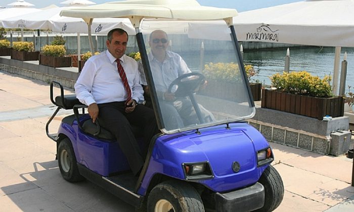 Meğerse Akar Golf aracı ile turlamış!