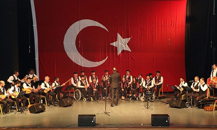 Türkülerle engellerini aştılar