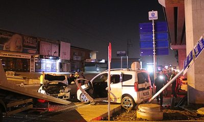 2 araç kafa kafaya çarpıştı!