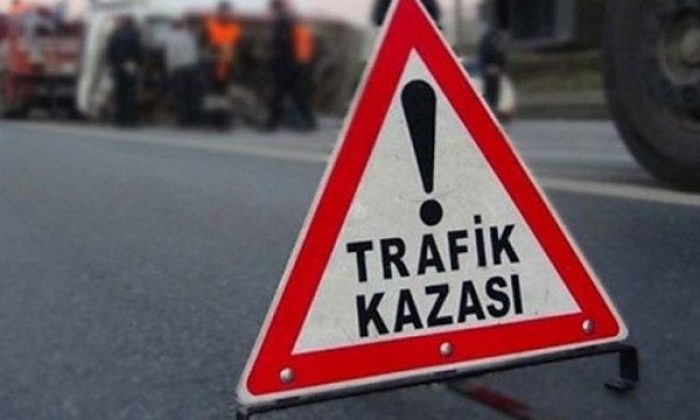 Hurda yüklü TIR yola devrildi