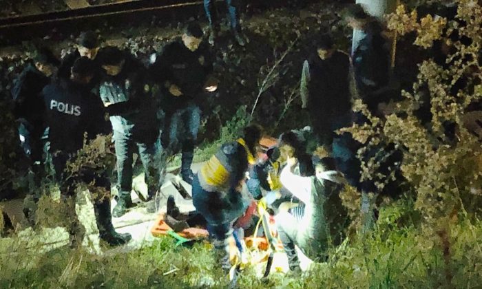 Köprüden rayların üzerine atladı