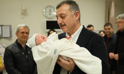 Büyükakın, 2020’nin ilk bebeği Enes’in kulağına ezan okudu
