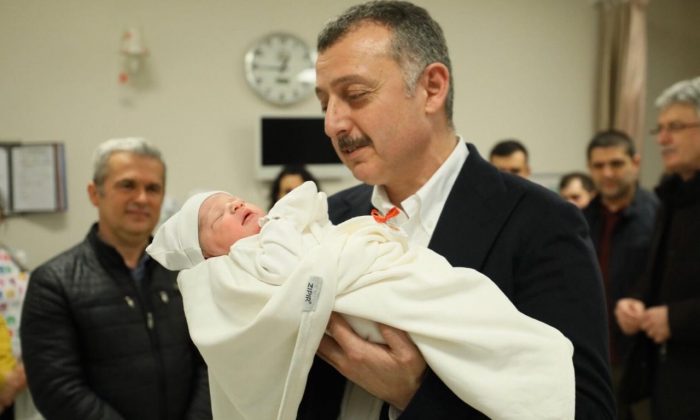 Büyükakın, 2020’nin ilk bebeği Enes’in kulağına ezan okudu