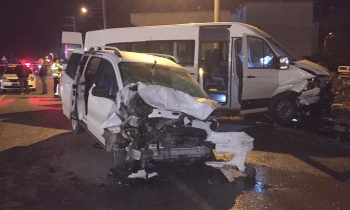 Kocaeli’de 3 araç çarpıştı: 11 yaralı