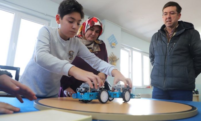 Yeni nesil gençler robotik kodlama öğreniyor