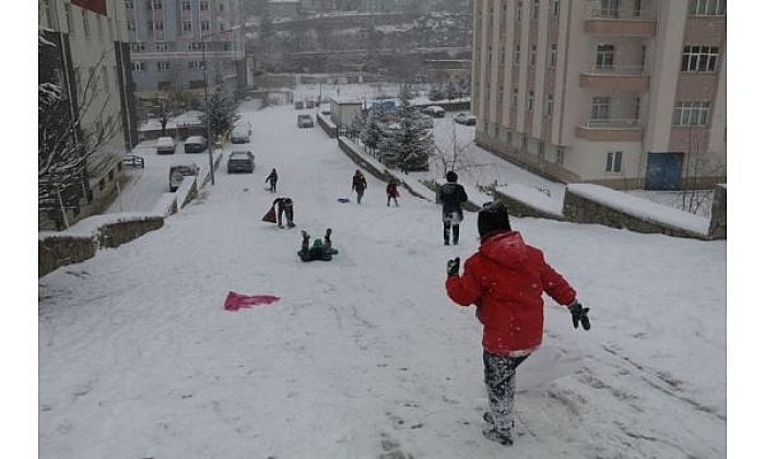 Kar yolları kapattı! Meteoroloji 15 gün sürecek diyor