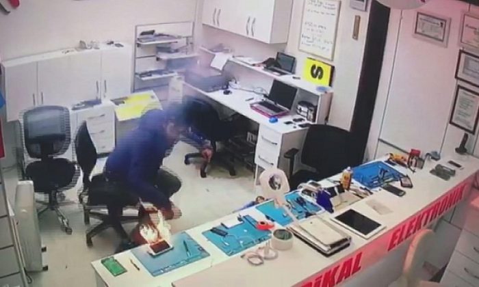 Tamir etmeye çalıştığı telefonun bataryası patladı