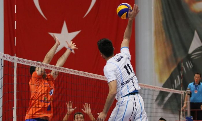 Kağıtspor Voleybol takımı liderliği geri aldı