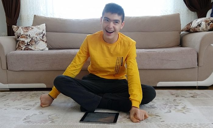 Ali, tek parmağını kullanarak kitap yazdı