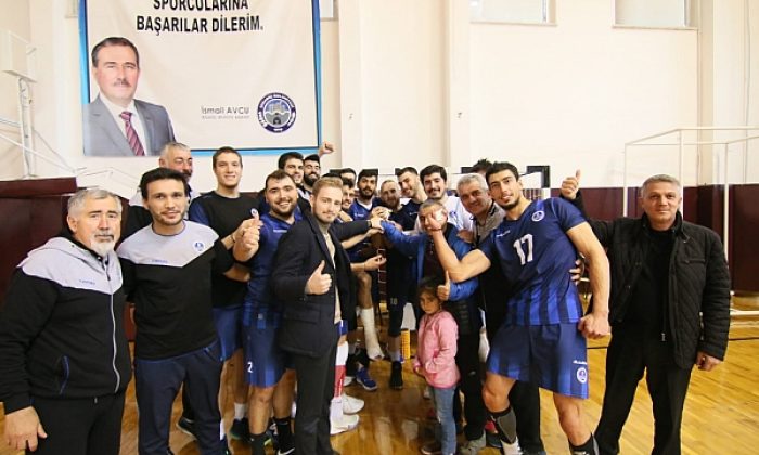 Büyükşehir Kağıtspor voleybolda liderliği geri aldı