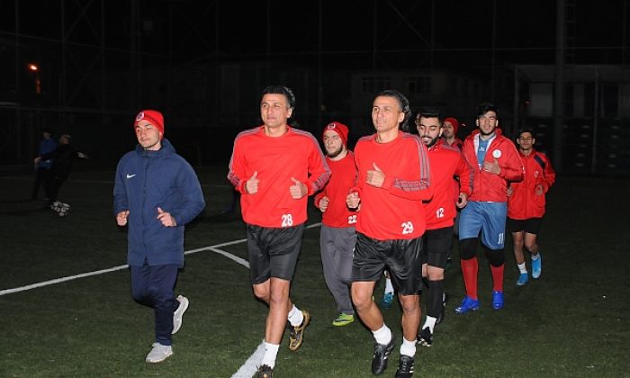 İkiz futbolcu kardeşler, hakemi de şaşırtıyor