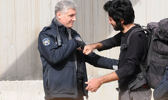 İntihardan vazgeçti, polisle yumruk selamı yaptı