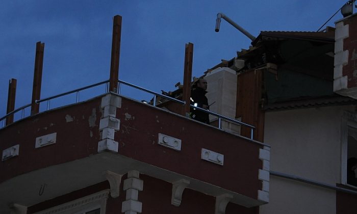 Kocaeli’de şiddetli rüzgar etkili oldu, 2 binanın çatısı uçtu