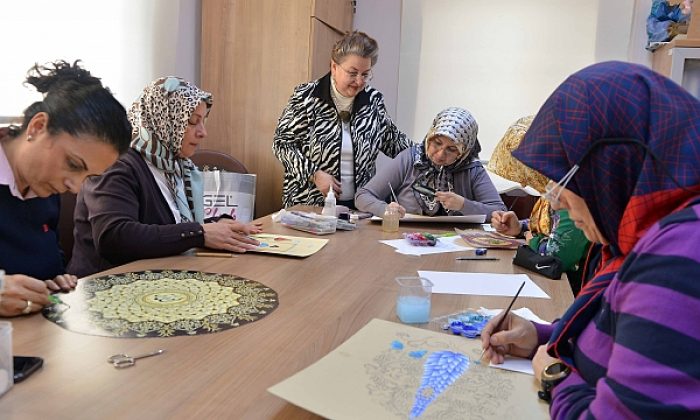 Minyatür ve Katı süsleme sanatlarını öğreniyorlar