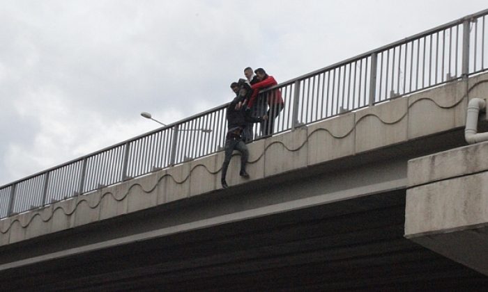 Viyadükten atlamak istedi, vatandaşlar kurtardı