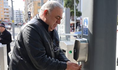 Tramvay istasyonlarına el dezenfektan cihazları takıldı