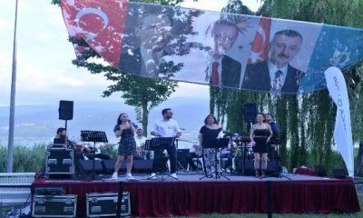 Körfez ve Kartepeliler açık havada yaz konseri ile stres attı