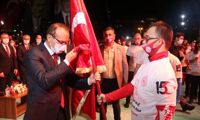 Vali Yavuz sancağı teslim aldı