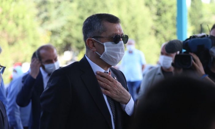 Bakan Selçuk’tan Deprem Şehitliği’ne ziyaret