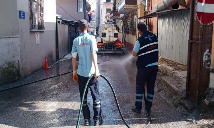 İzmit sokakları virüse karşı dezenfekte ediliyor