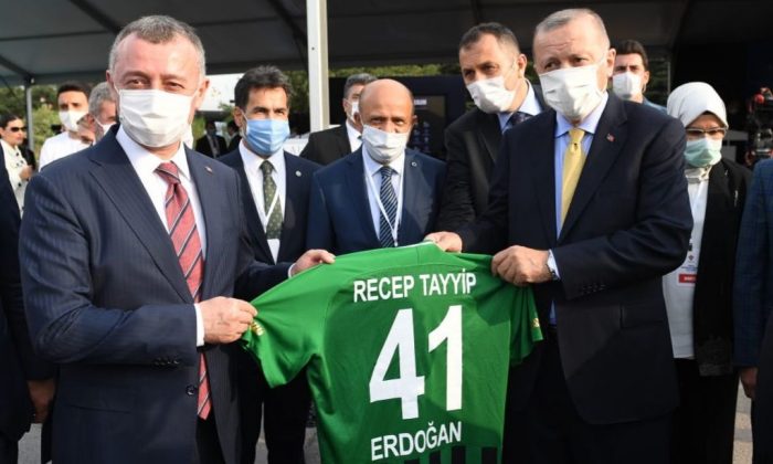 Büyükakın’dan Erdoğan’a Kocaelispor forması