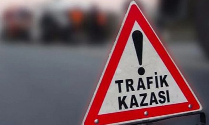 Çayırova’da devrilen tır köprüde aslı kaldı