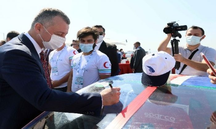 Büyükakın gençlerin heyecanına ortak oldu