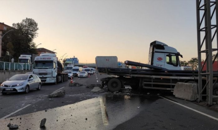 Dilovası’nda demir yüklü tırın devrilmesi trafiği aksattı