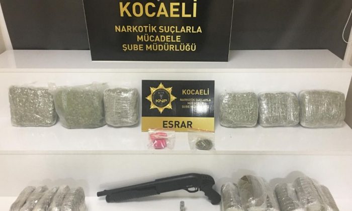Preslenmiş halde 11 kilo esrar ele geçirildi