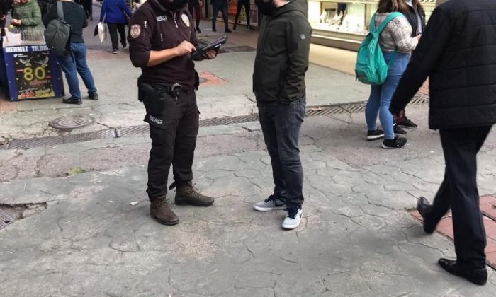 Sokakta sigara içen 70 kişi cezadan kaçamadı