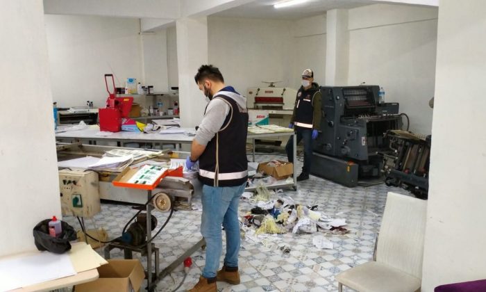 Piyasaya 1 buçuk milyon sahte dolar süreceklerdi!