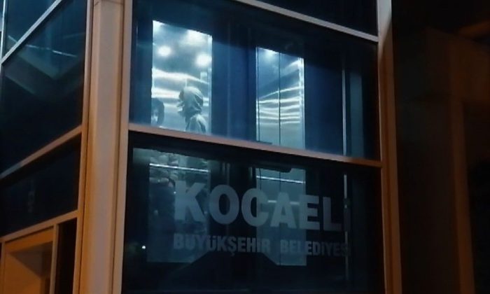 Üst geçidin asansöründe mahsur kalan 2 kardeşi itfaiye kurtardı