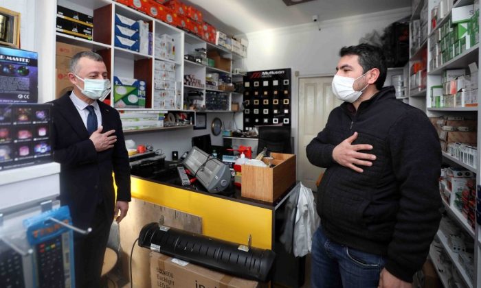 Büyükakın, esnafı ziyaret etti, alışveriş yaptı