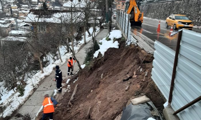 Kaldırımda oluşan toprak kaymasına Büyükşehir’den acil müdahale