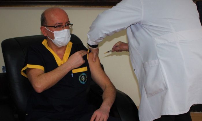 İlçe Sağlık Müdürü 2. doz aşısını yaptırdı: Hiç yan etki görülmedi