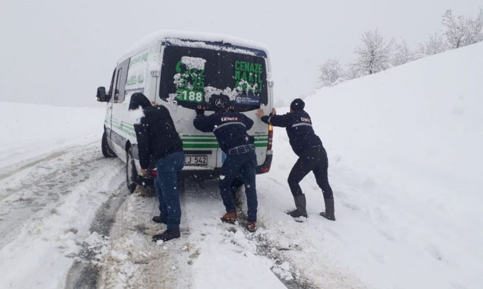 Yolda kalan cenaze nakil aracını ekipler kurtardı