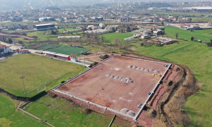 Kullar futbol sahasının zemin işleri yapılıyor