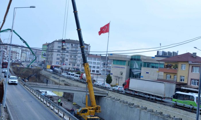 Karamürsel Köprülü Kavşağı’nın prefabrik kiriş montajı yapılıyor