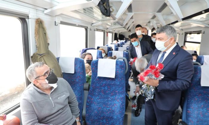 Dilovası’nda ADA Treni çiçeklerle karşılandı