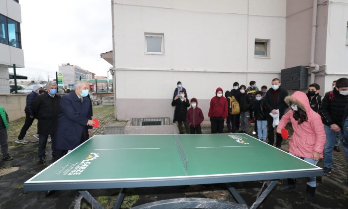 Başkan Büyükgöz öğrencilere: “okula gelirken raketini al da gel”